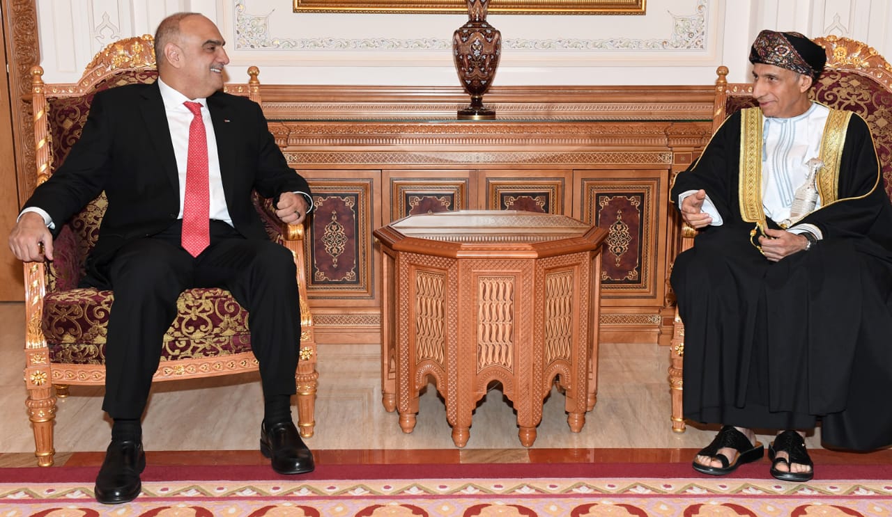 السيد فهد بن محمود يبحث تفعيل التعاون المشترك مع رئيس الوزراء الأردني