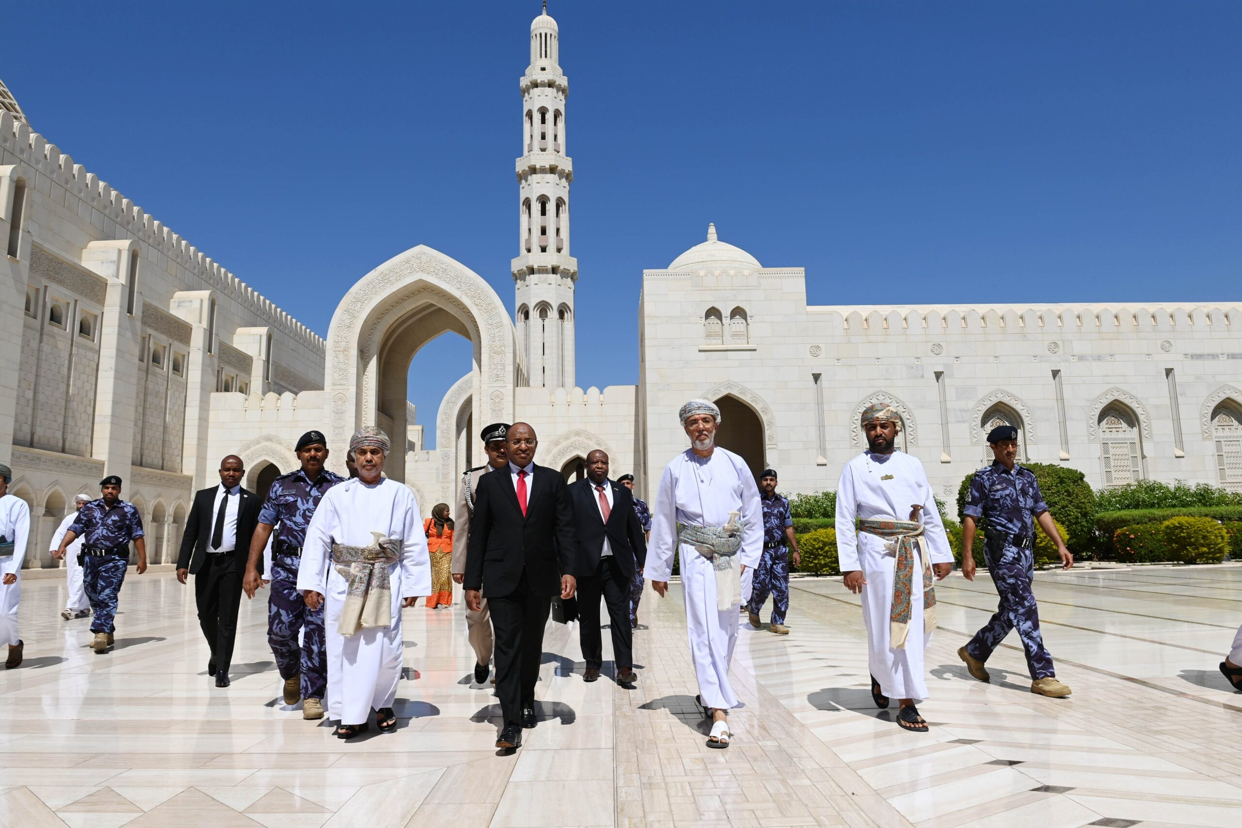 رئيس زنجبار يزور جامع السلطان قابوس الأكبر