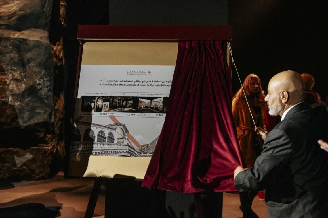 تدشين طوابع بريدية لجناح سلطنة عمان في “بينالي البندقية الدولي”
