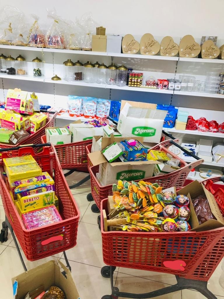 إتلاف كميات من الحلوى والألعاب مجهولة البيانات في السيب