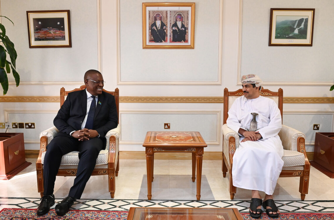 وزير الإعلام يبحث التعاون المشترك مع نظيره التنزاني