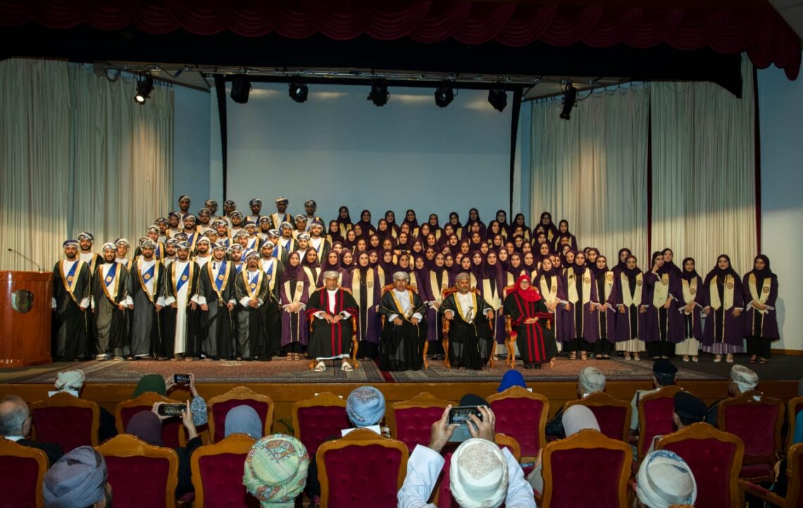 240 يؤدون القسم الطبي والتمريضي في حفل تخريج الطلبة بجامعة السلطان قابوس