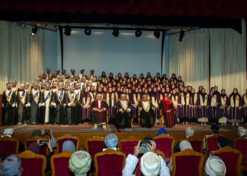 240 يؤدون القسم الطبي والتمريضي في حفل تخريج الطلبة بجامعة السلطان قابوس