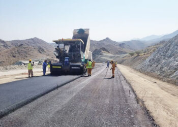 إنجاز 65 % من مشروع رصف طريق وادي القنوت بالخابورة
