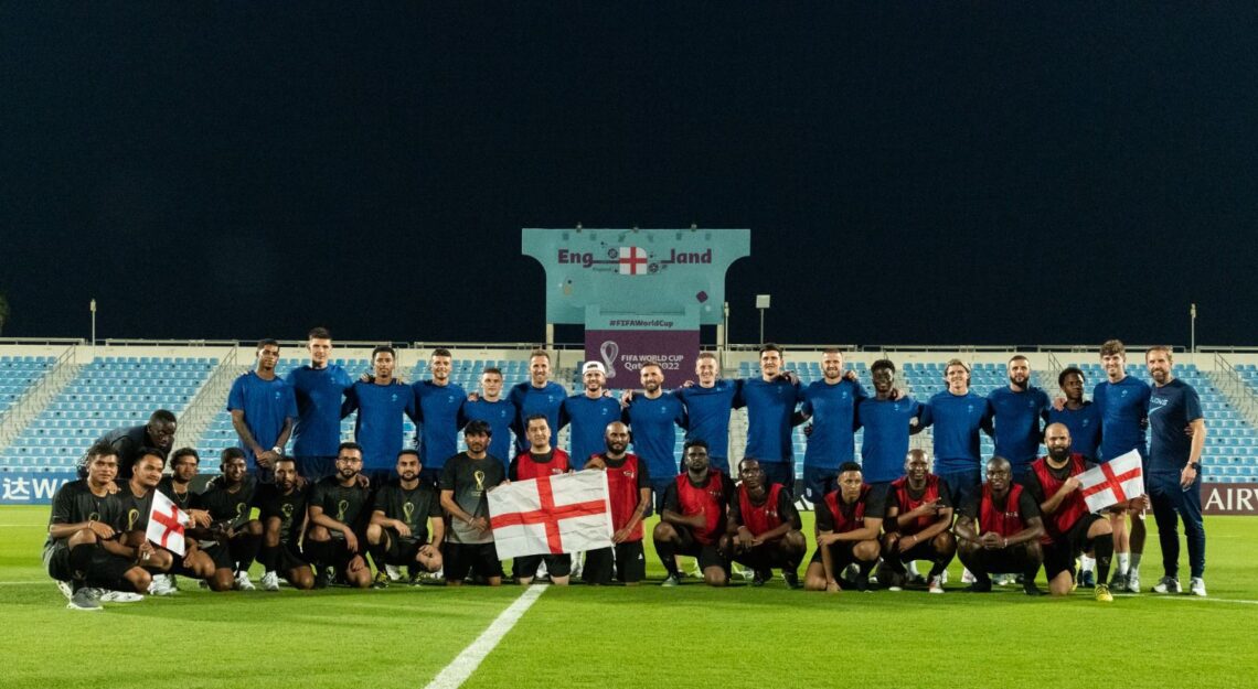 بالصور.. عمال مشاريع كأس العالم قطر 2022 يلتقون نجوم المونديال