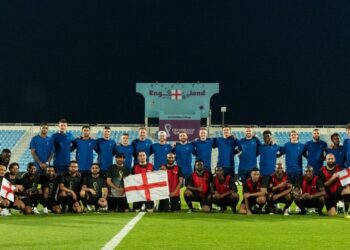 بالصور.. عمال مشاريع كأس العالم قطر 2022 يلتقون نجوم المونديال