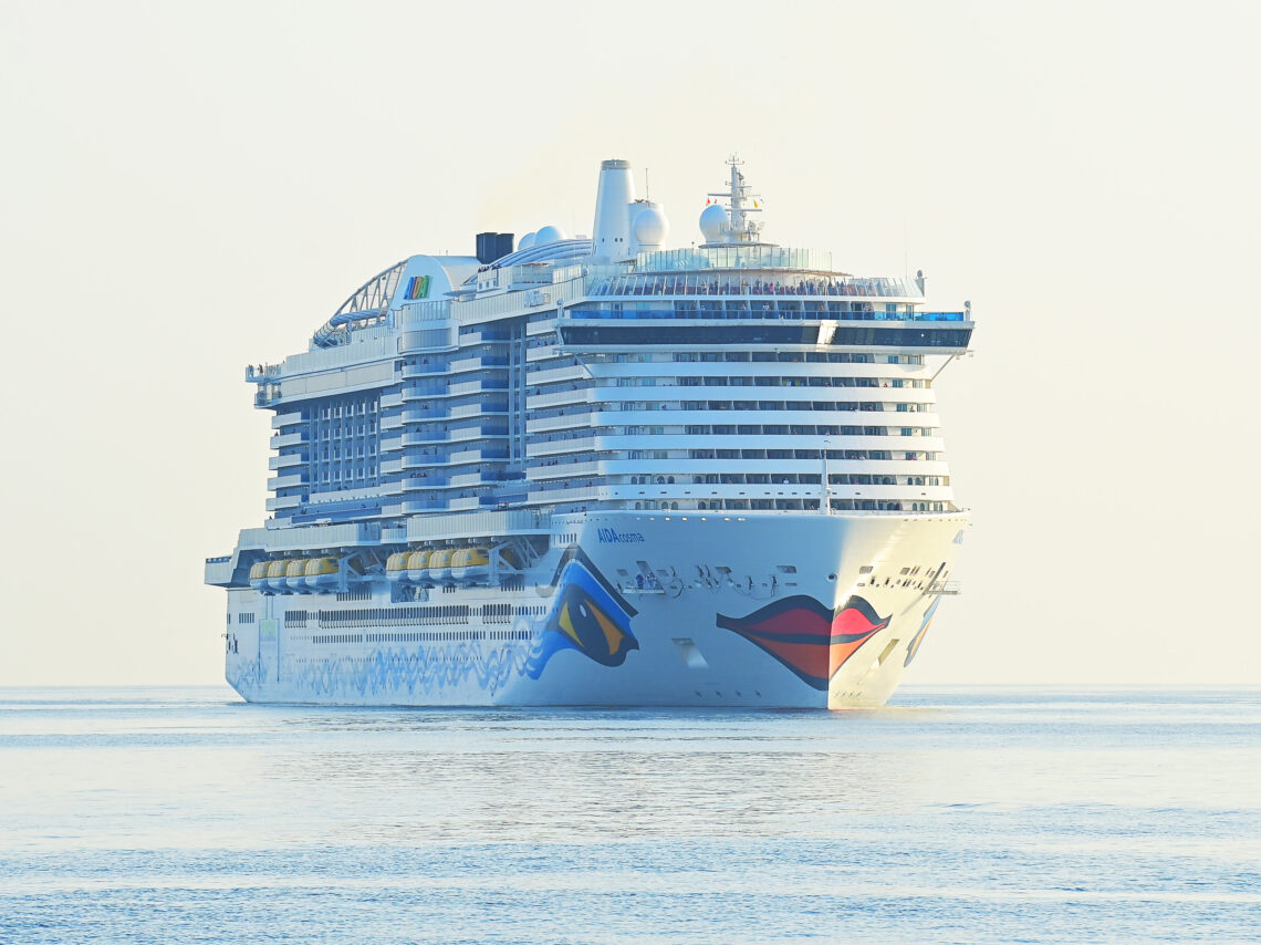 ميناء السلطان قابوس يستقبل سفينة سياحية إيطالية