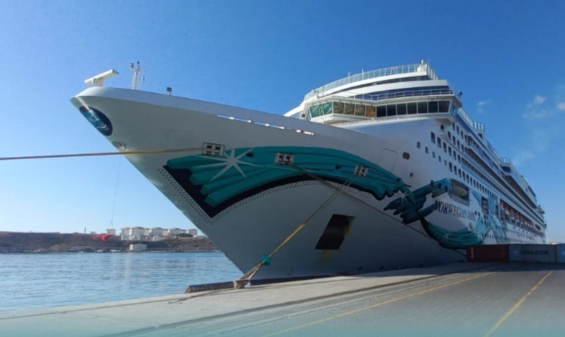 ميناء صلالة يستقبل سفينة سياحية جديدة