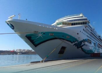 ميناء صلالة يستقبل سفينة سياحية جديدة