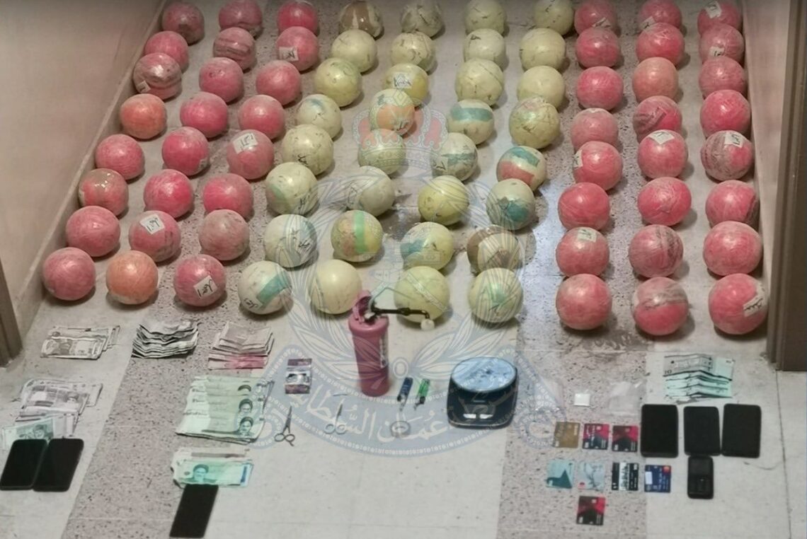 ضبط 3 متسللين بتهمة تهريب المواد المخدرة والاتجار بها في جنوب الباطنة