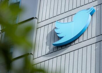 إيلون ماسك يعلن عن شارات بألوان جديدة لتوثيق حسابات تويتر.. هكذا سيكون الشكل الجديد