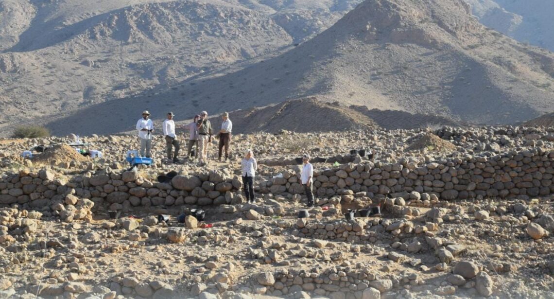 تنفيذ أعمال تنقيب في موقع يعود إلى الألف الأول قبل الميلاد
