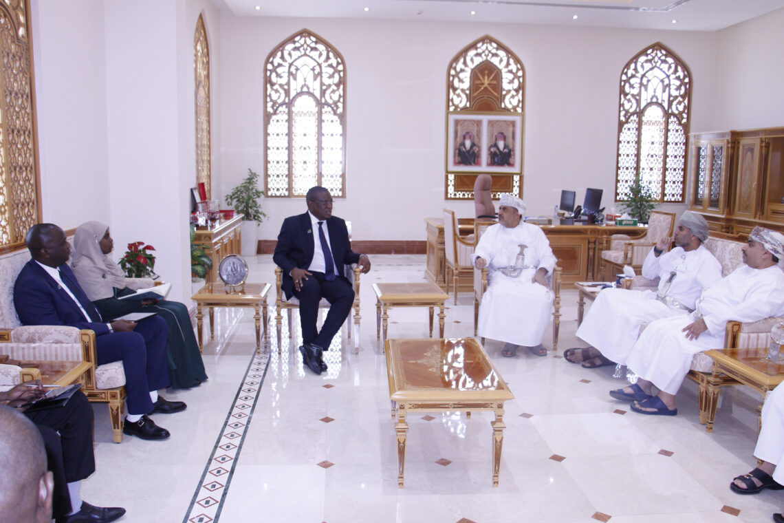 المعولي يستعرض مجالات التعاون في قطاع الاتصالات وتقنية المعلومات مع مسؤول تنزاني