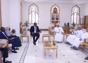 المعولي يستعرض مجالات التعاون في قطاع الاتصالات وتقنية المعلومات مع مسؤول تنزاني