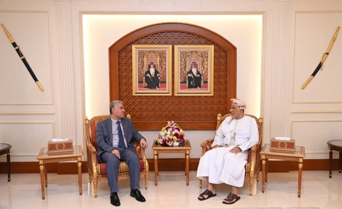 السيد شهاب بن طارق يبحث تعزيز العلاقات مع السفير الجزائري