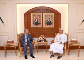 السيد شهاب بن طارق يبحث تعزيز العلاقات مع السفير الجزائري