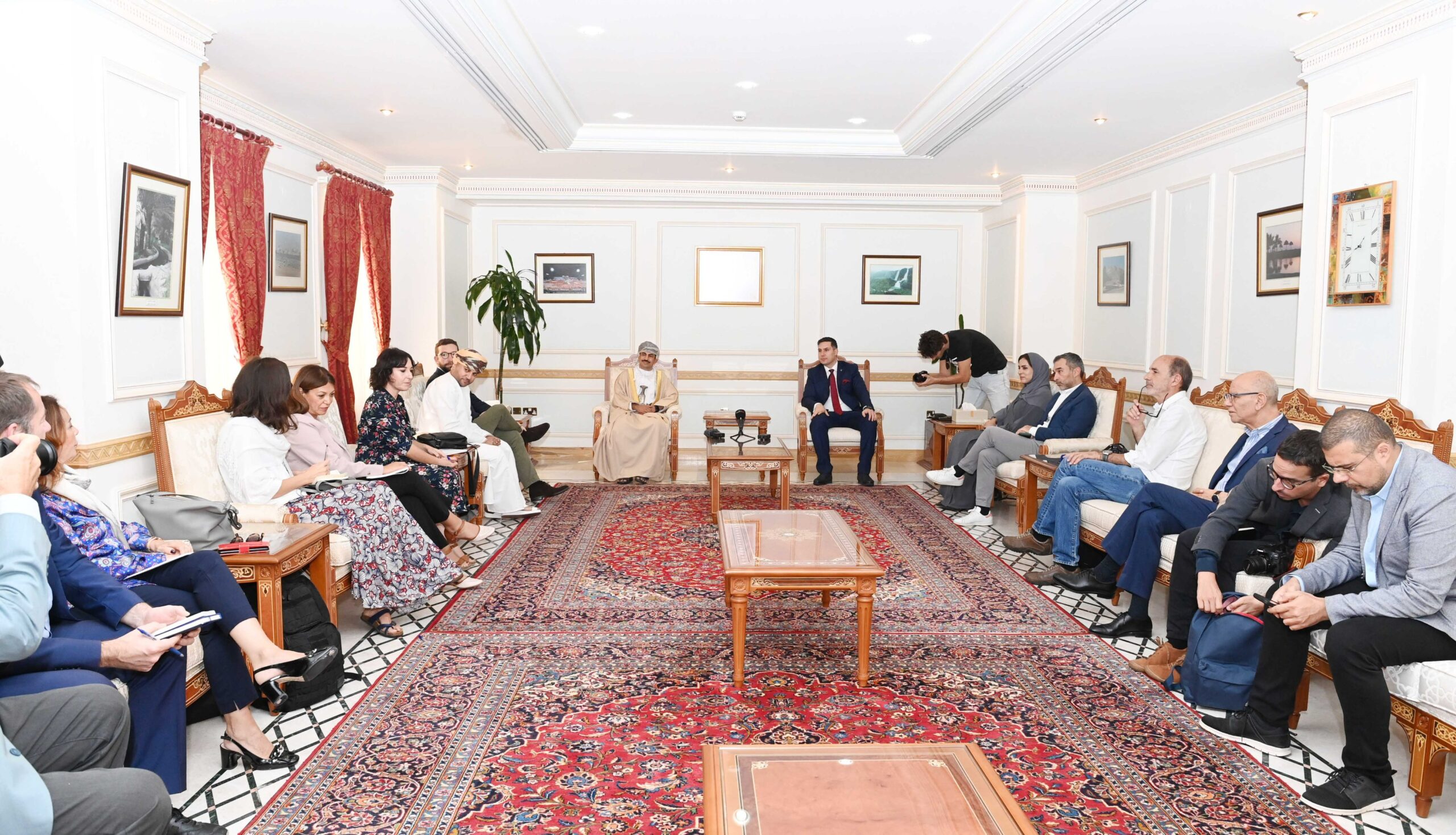 وزير الإعلام يستقبل عددا من الإعلاميين الدوليين