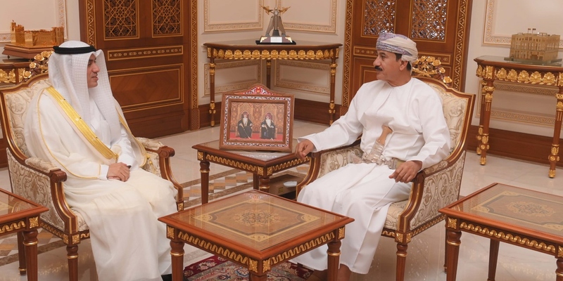 وزير المكتب السلطاني يبحث تعزيز التعاون مع سفيري الكويت والسودان
