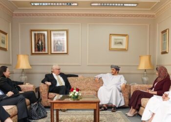 استعراض جهود حل الأزمة اليمنية مع المبعوث الخاص الأمريكي لليمن