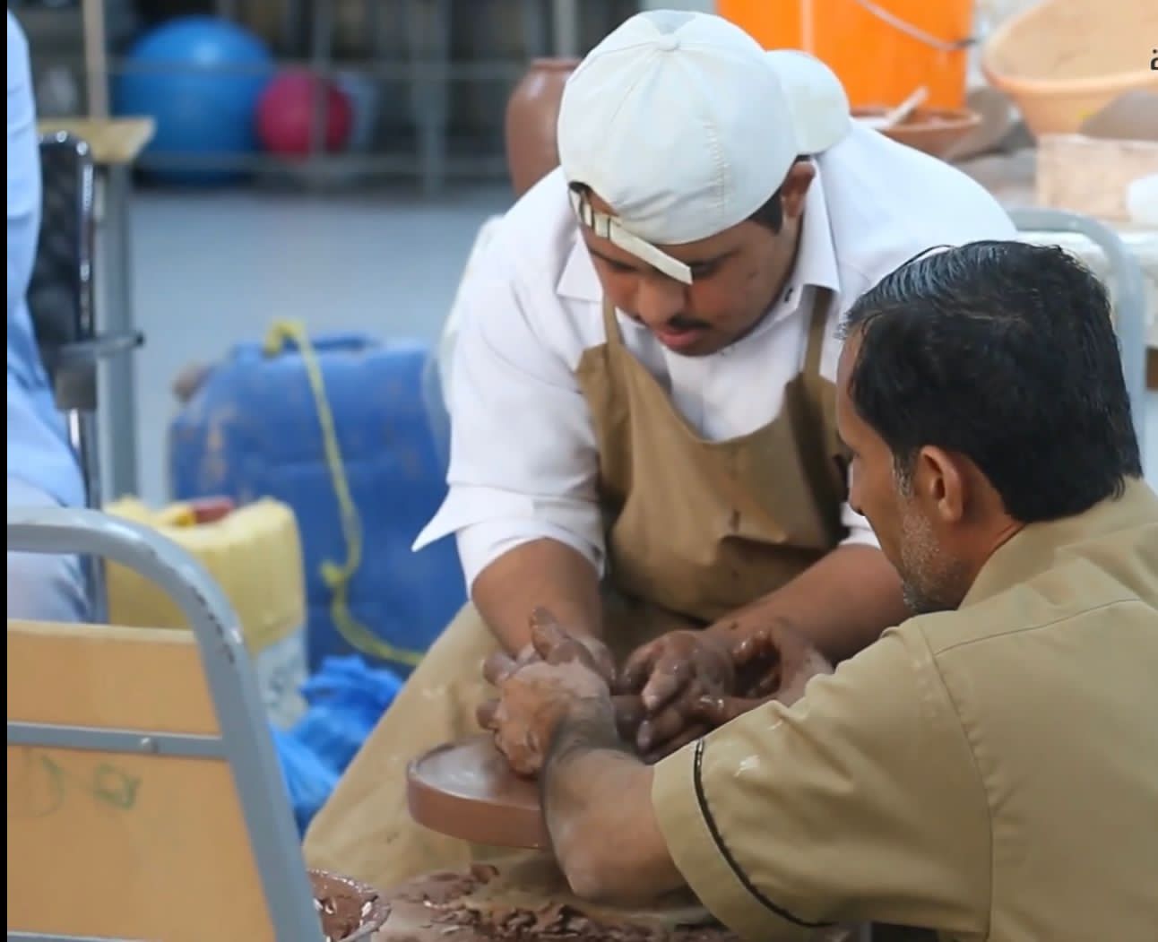 تدريب 40 شخصا من ذوي الإعاقة في بهلاء بمجال صناعة الفخار