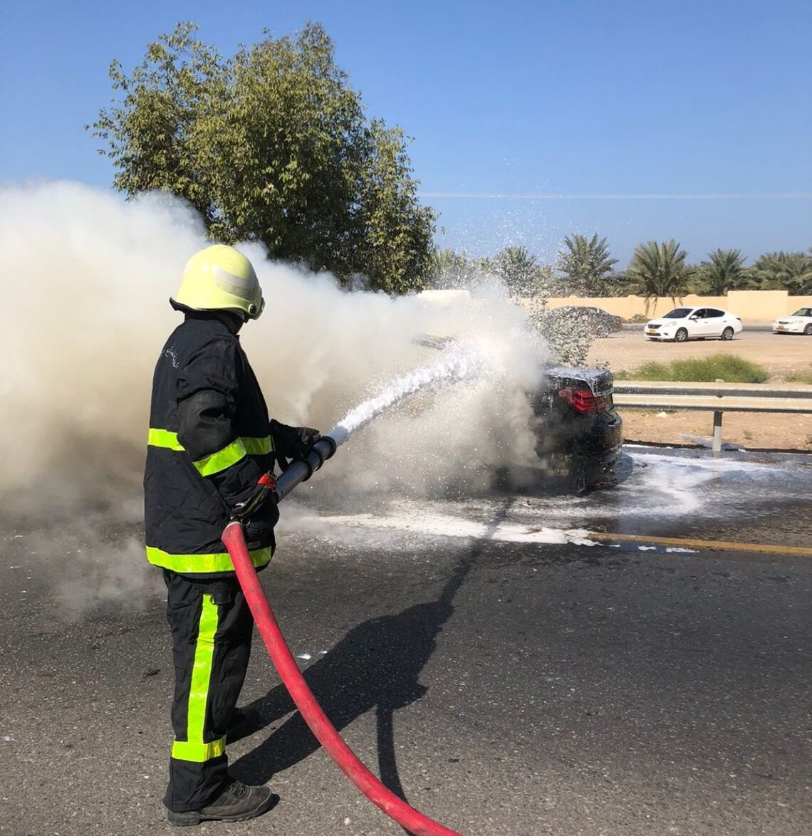 إخماد حريق شبّ في مركبة بولاية بركاء