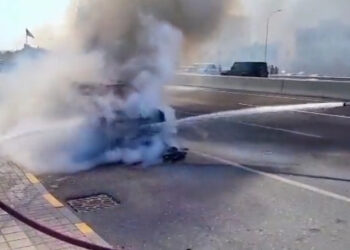 بالفيديو.. نشوب حريق في مركبة بالسيب