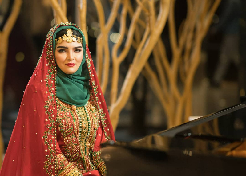 العازفة زهراء آل يوسف.. موهبة عمانية تحلق في سماء الفن العربي والدولي