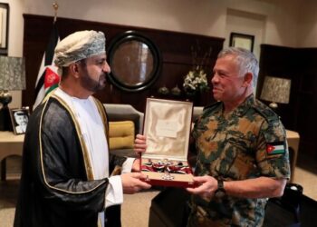 ملك الأردن يمنح وسام الاستقلال للسفير العماني