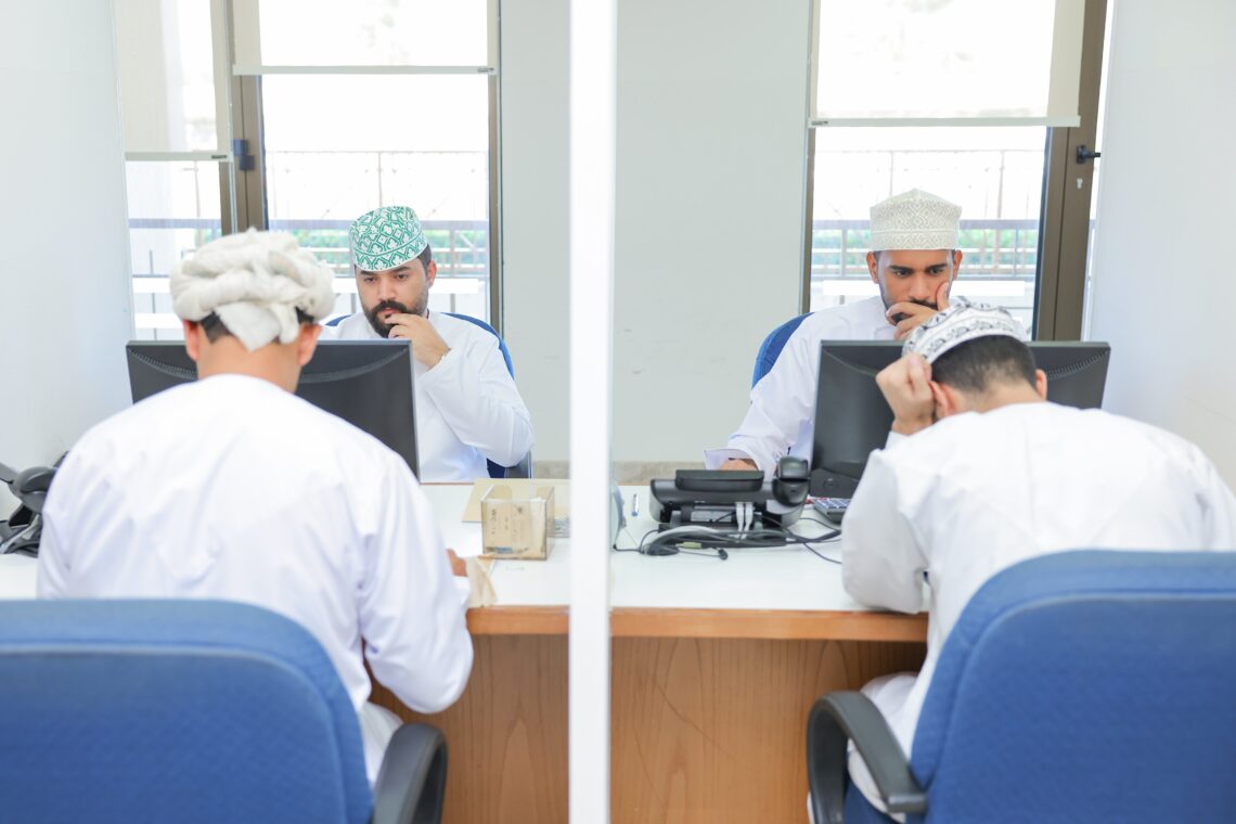 “العمل” تعلن توفر 883 فرصة وظيفية