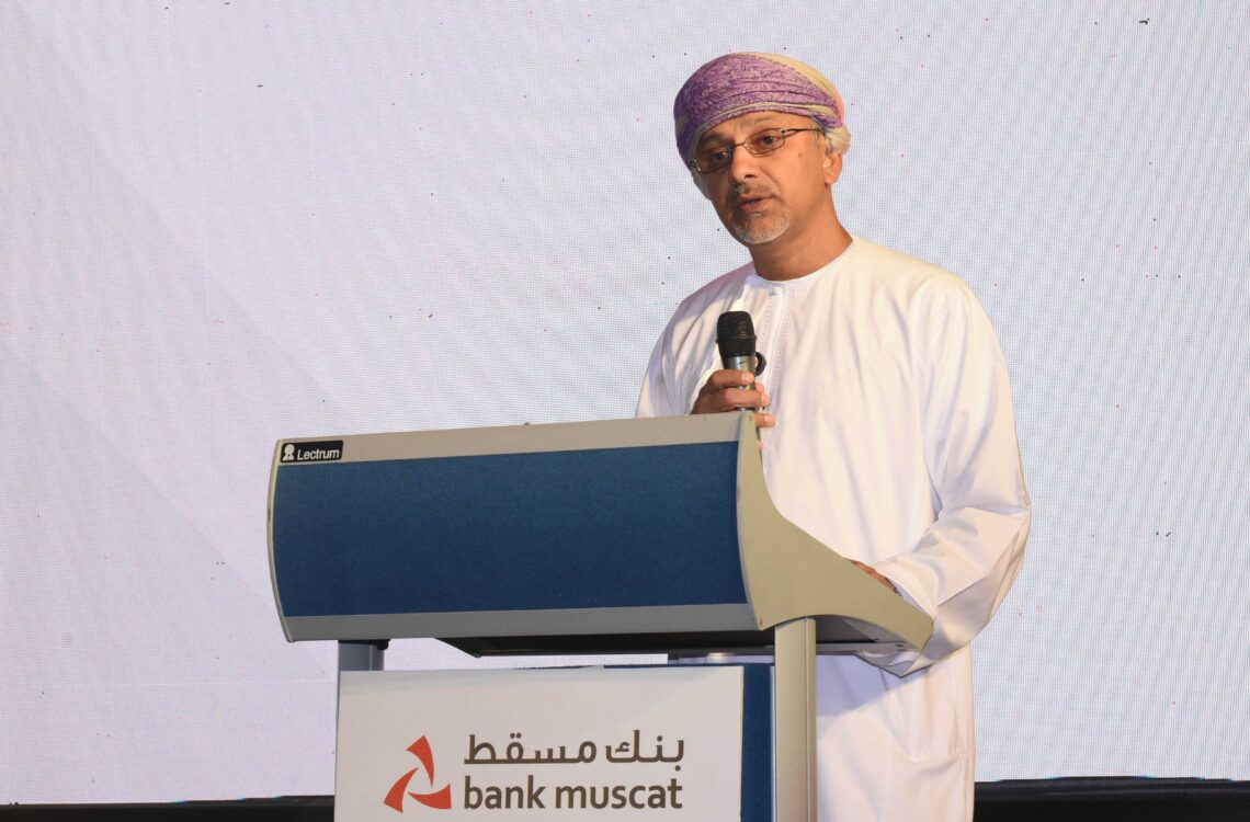 بنك مسقط يلتقي بزبائنه في ولاية الدقم للتعريف بالمزايا والعروض الحصرية 