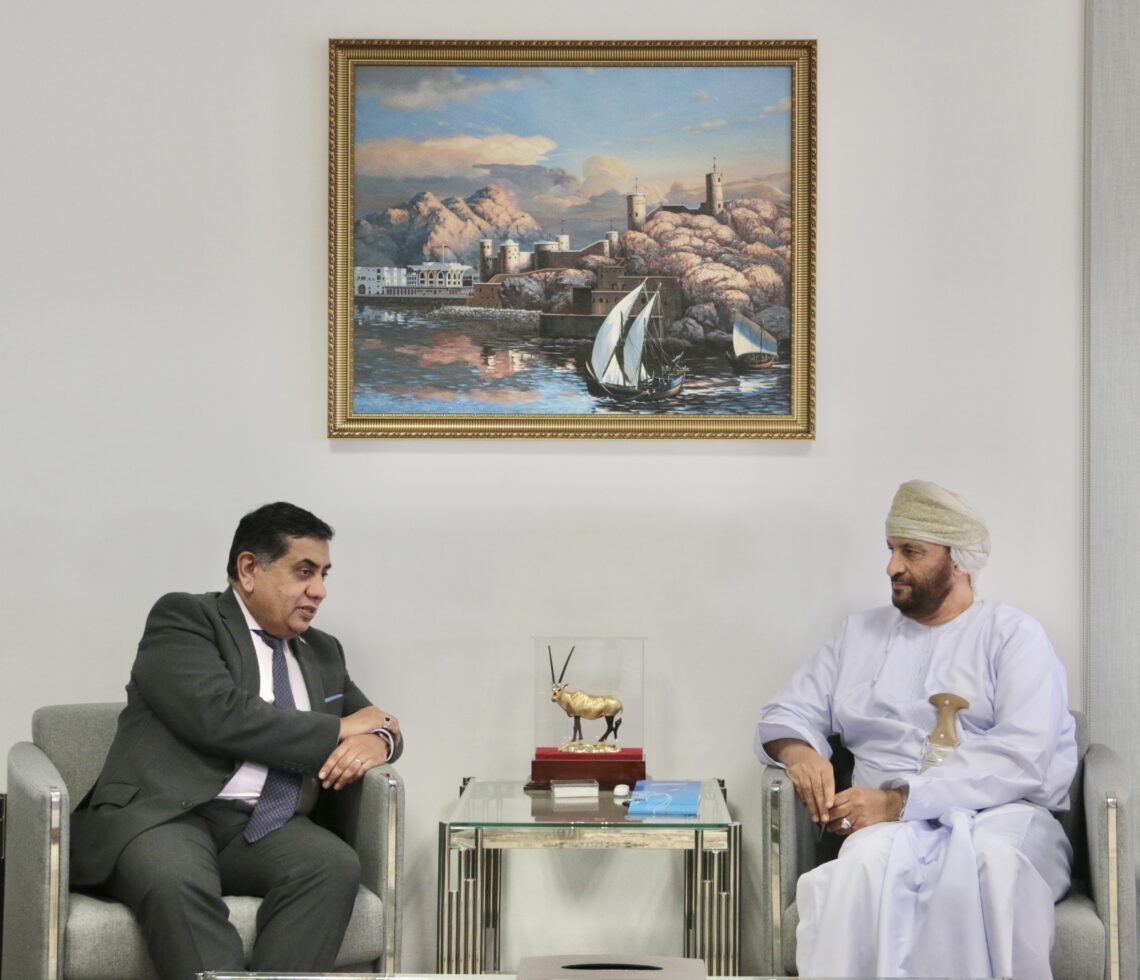 مسؤول بريطاني يطلع على عمل اللجنة العُمانية لحقوق الإنسان