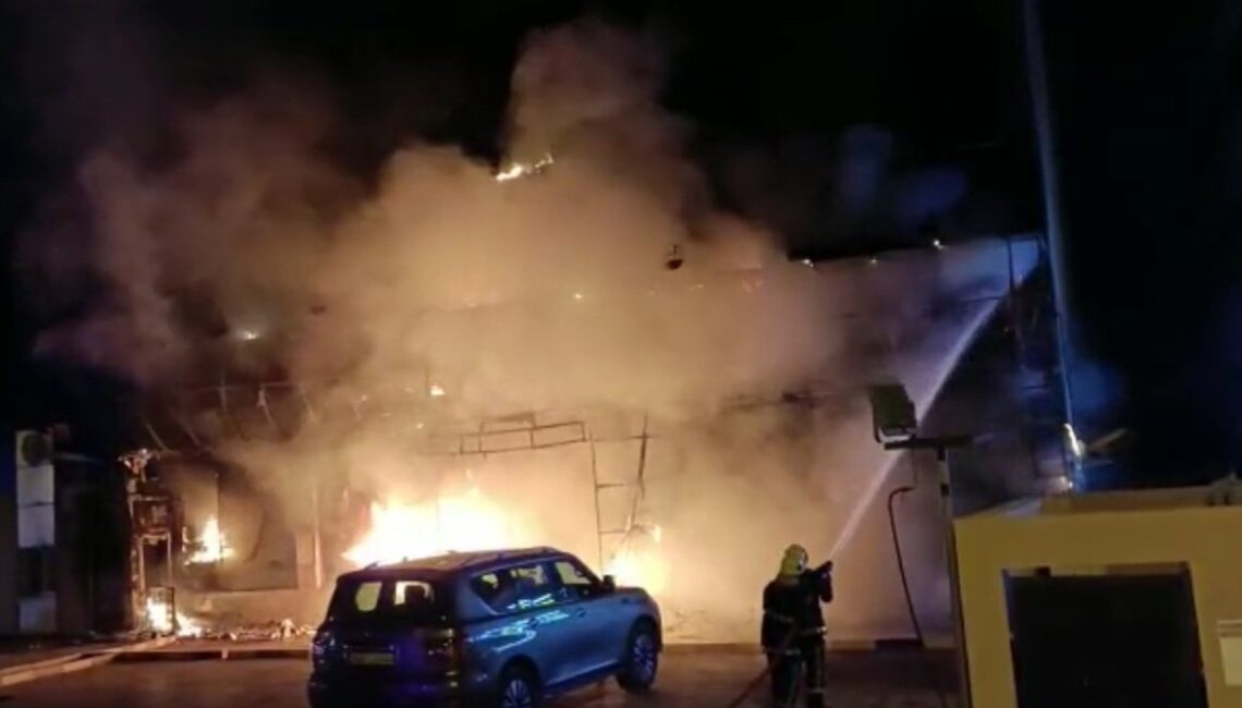 السيطرة على حريق في أحد المطاعم بنزوى