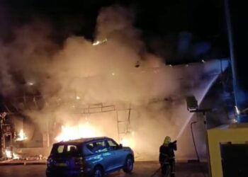 السيطرة على حريق في أحد المطاعم بنزوى