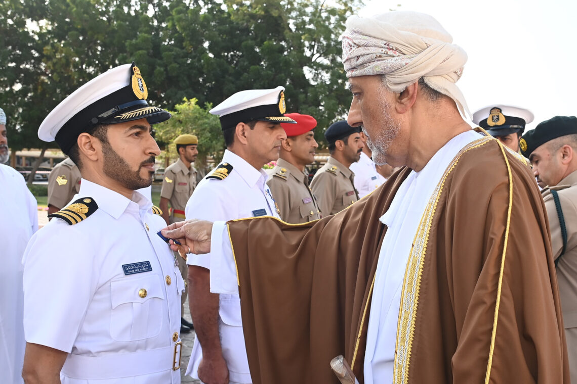 جلالة السلطان يمنح عددا من منتسبي القوات المسلحة ميداليتي الخدمة الممتازة والثناء السلطاني