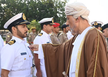 جلالة السلطان يمنح عددا من منتسبي القوات المسلحة ميداليتي الخدمة الممتازة والثناء السلطاني