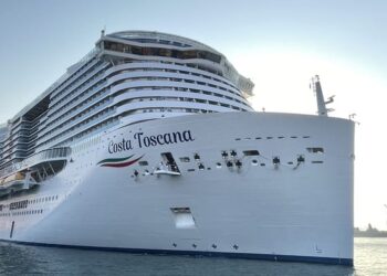 ميناء صلالة يستقبل سفينة سياحية إيطالية