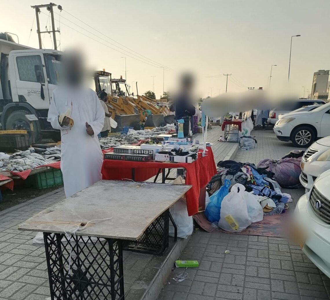 ضبط  أعمال الباعة المتجولين على الأرصفة والمواقف العامة بالسيب