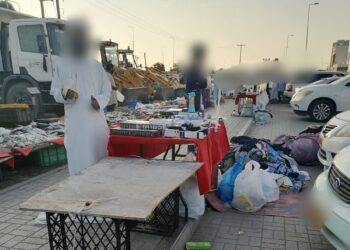 ضبط  أعمال الباعة المتجولين على الأرصفة والمواقف العامة بالسيب