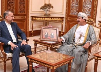 وزير المكتب السلطاني يستقبل وزير الخارجية الإيراني