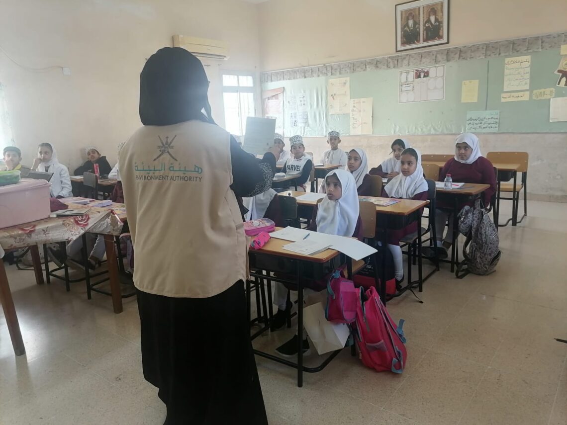 فعالية توعوية لطلبة السويق حول حماية السلاحف البحرية