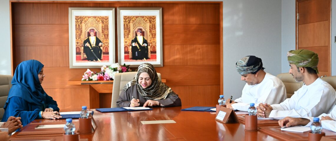 “العمانية للغاز الطبيعي المسال” تموّل 50 منحة دراسية لـ”ذوي الإعاقة”