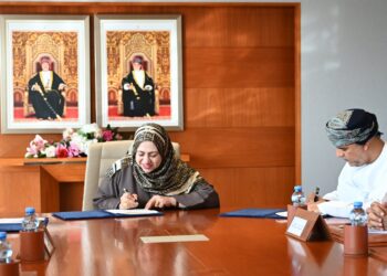 “العمانية للغاز الطبيعي المسال” تموّل 50 منحة دراسية لـ”ذوي الإعاقة”