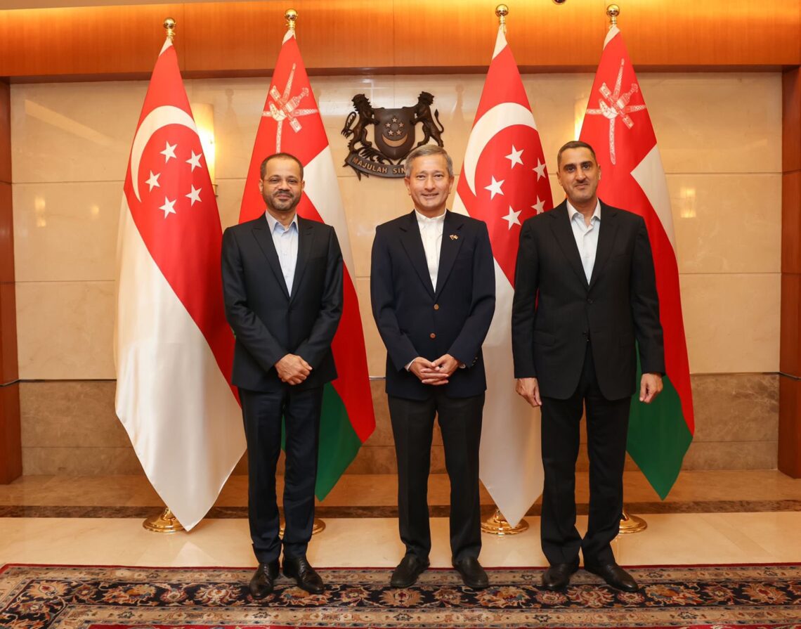 السيد بدر البوسعيدي يلتقي نظيره السنغافوري والوزير المنسق للأمن الوطني