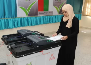 المرأة العمانية تواصل العطاء.. ودور بارز في المجال السياسي لتعزيز التنمية