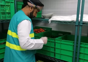 إتلاف كميات من الأغذية غير الصالحة خلال حملة تفتيشية لبلدية مسقط