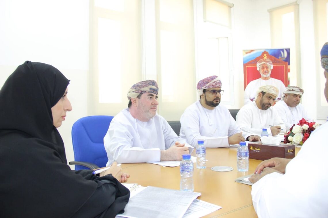 “العمل” تدرس معالجة تسريح إحدى الشركات لكوادر وطنية