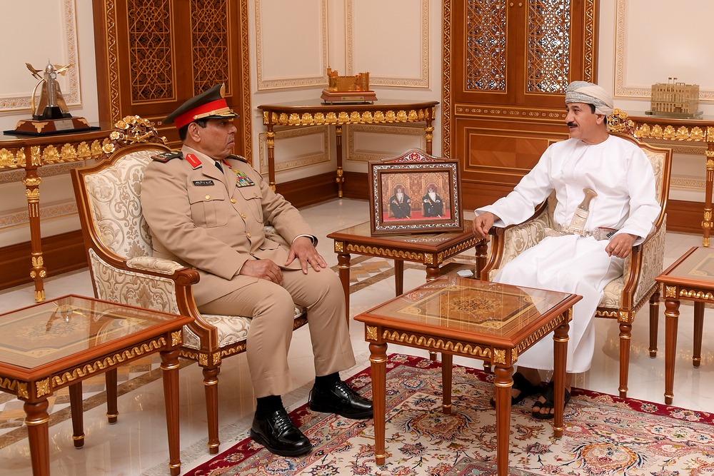 وزير المكتب السلطاني يستقبل قائد القوات البرية الملكية السعودي