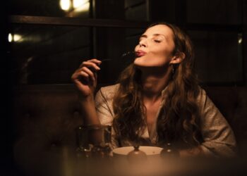 “الأكل العاطفي” يزيد من خطر “تيبّس القلب”.. ماذا يعني ذلك؟