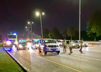 إصابة 22 شخصا في تدهور حافلة ركاب بالسيب