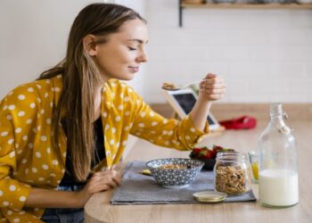 الكشف عن 4 أنماط للأكل مرتبطة بانخفاض خطر الموت المبكر